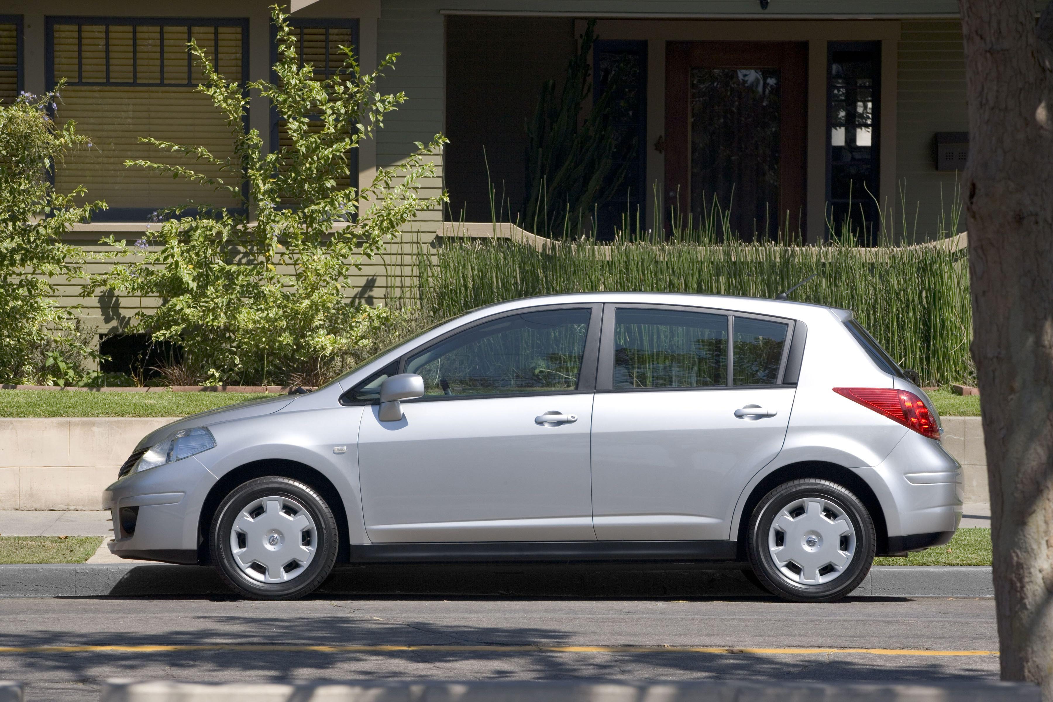 nissan versa hatchback 2005